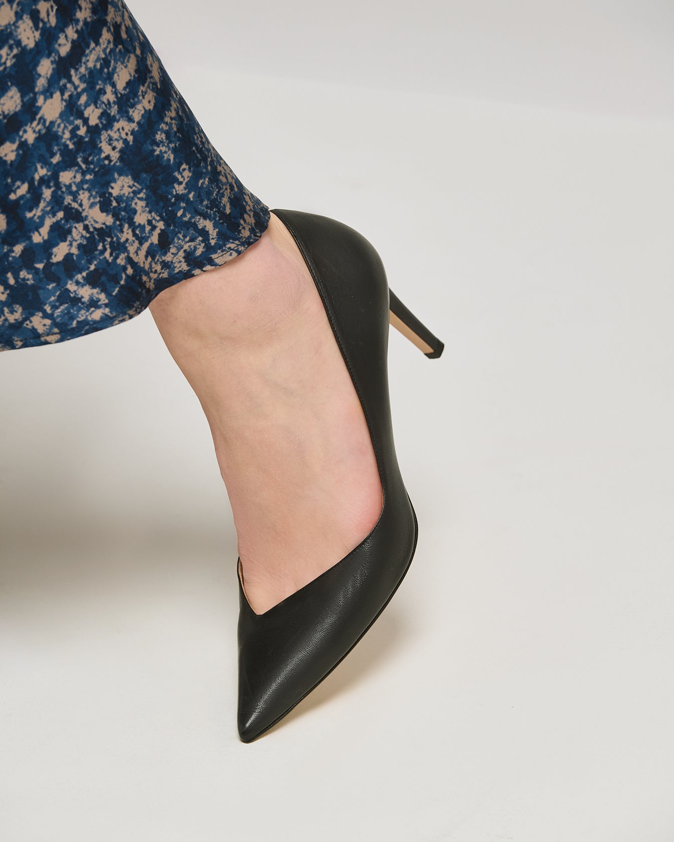 DARK GREY TWO-TONE LEATHER PUMP