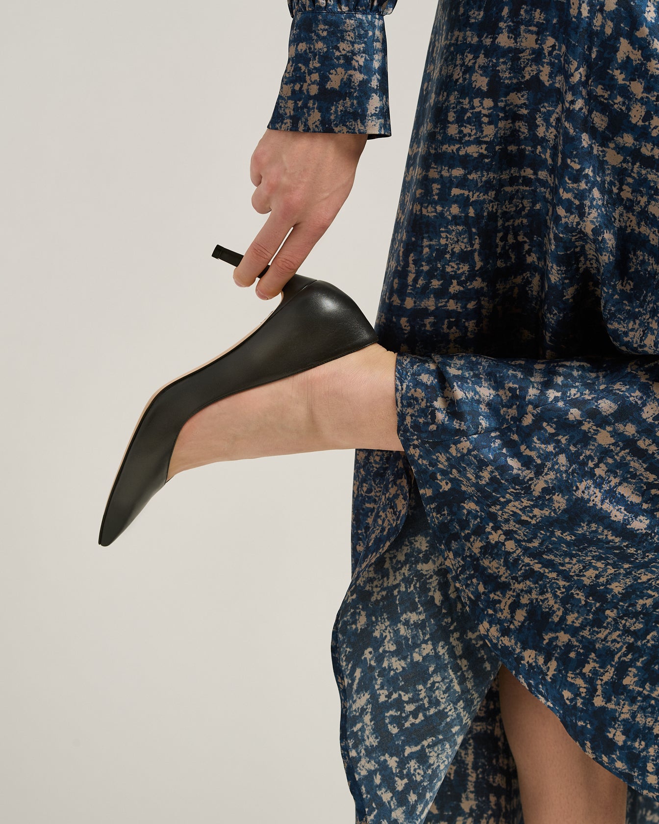 DARK GREY TWO-TONE LEATHER PUMP