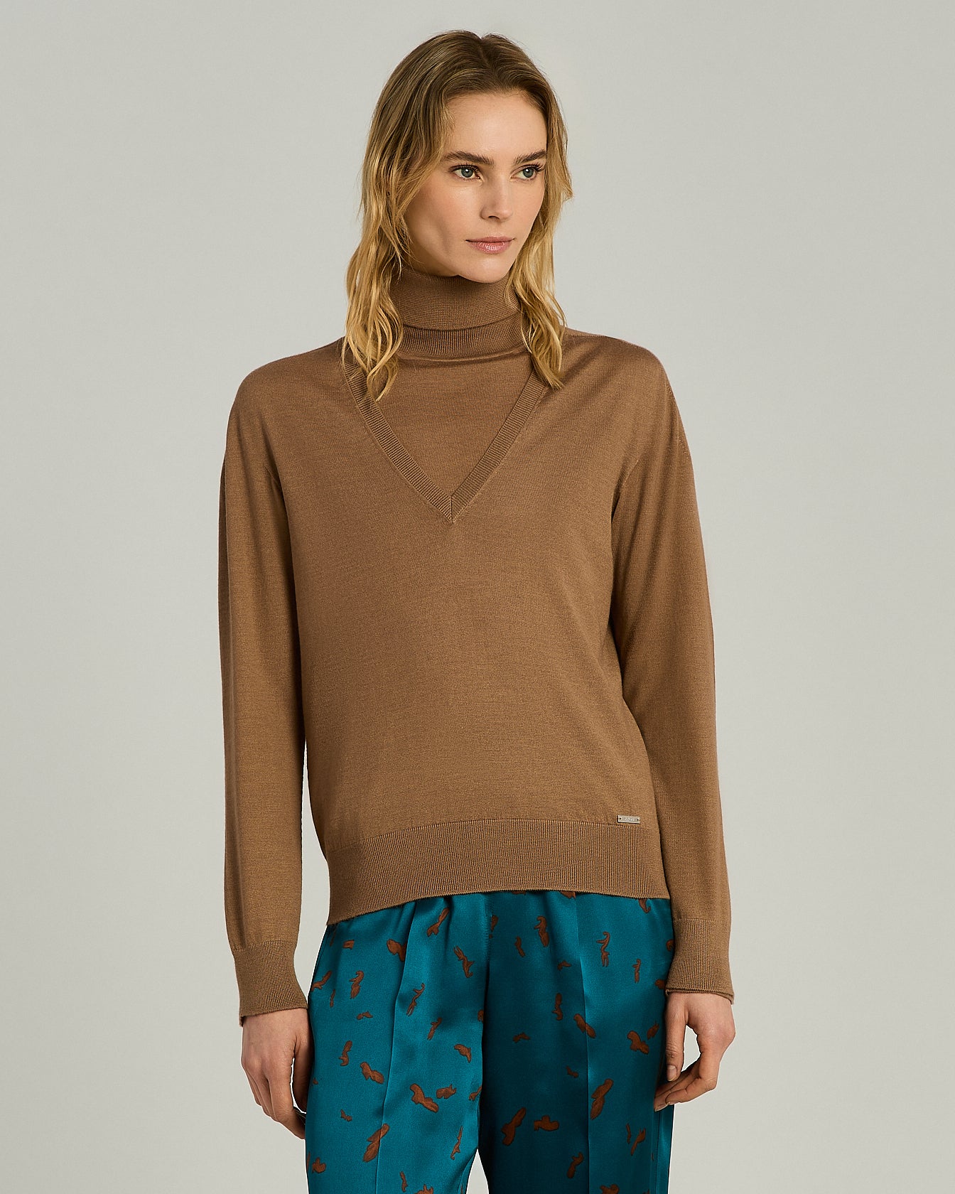 CASHMERE AND SILK V-NECK SWEATER