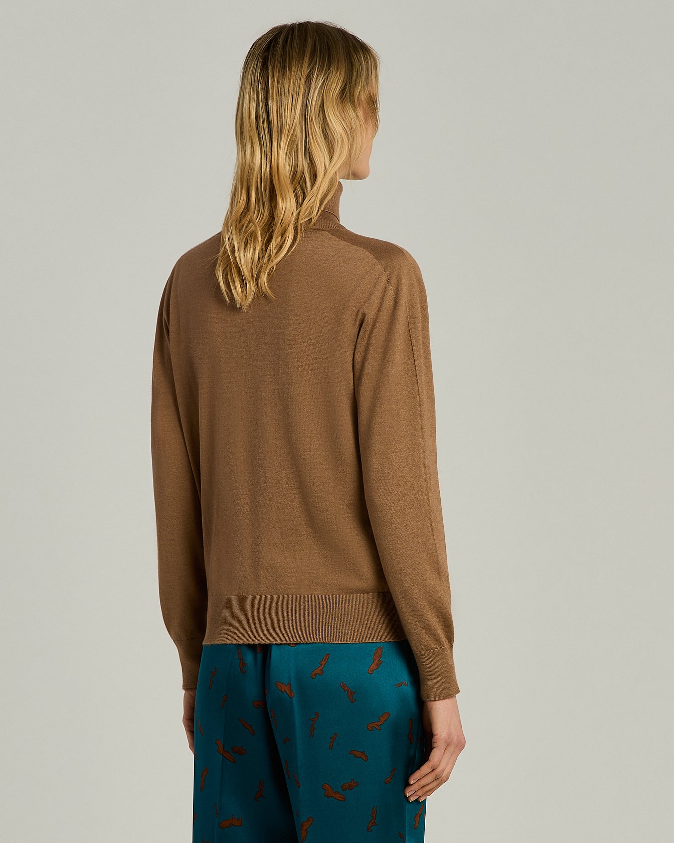 CASHMERE AND SILK V-NECK SWEATER