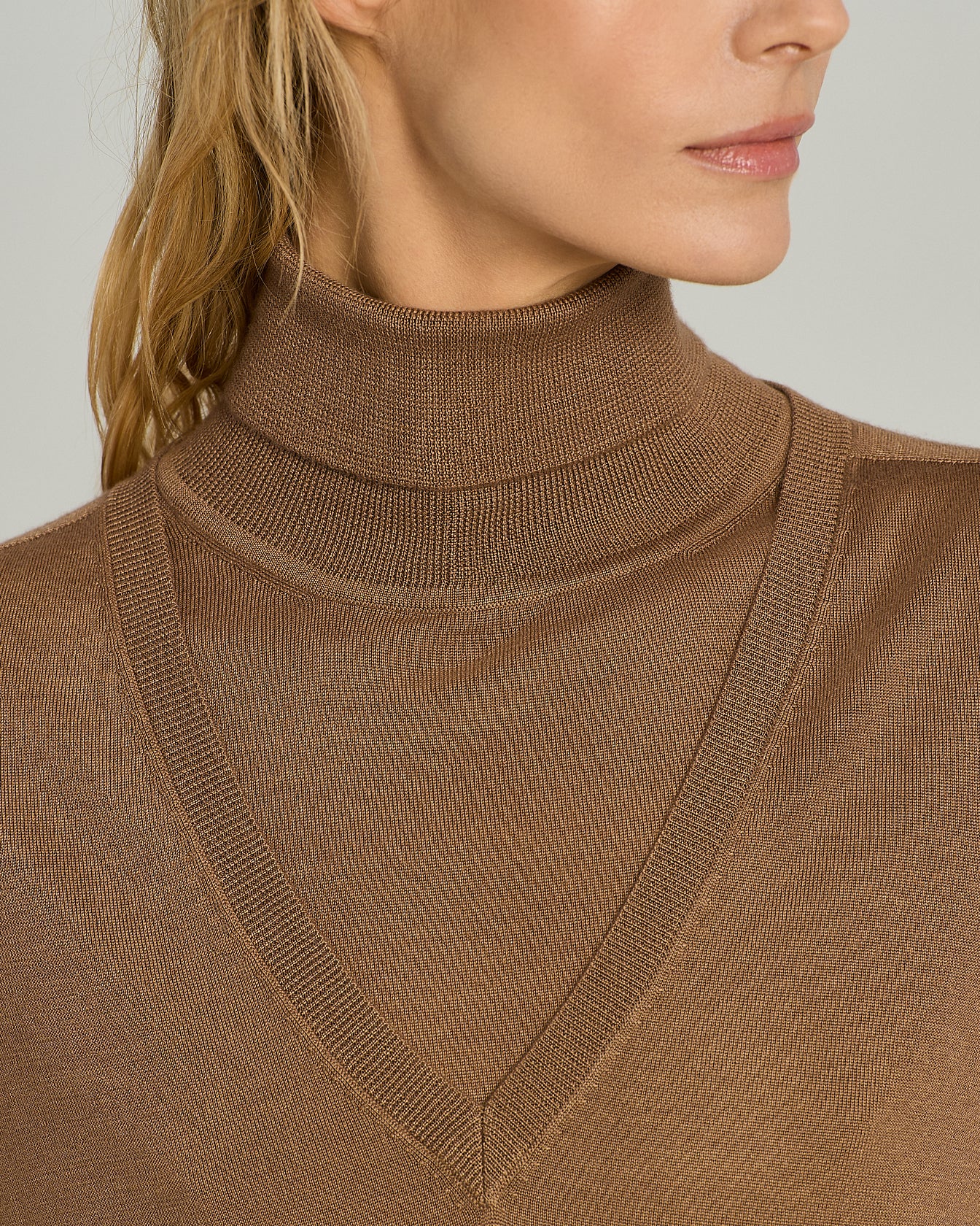 CASHMERE AND SILK V-NECK SWEATER