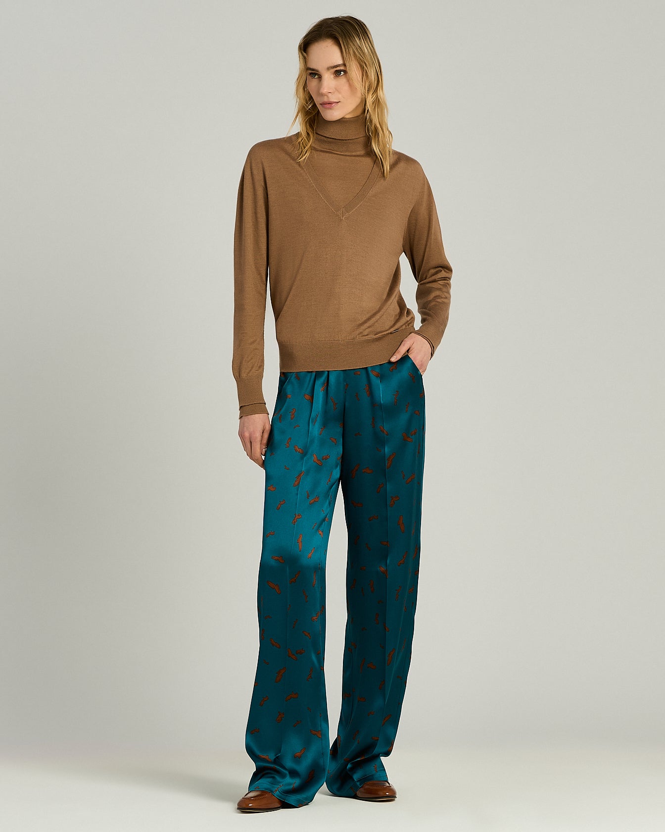 CASHMERE AND SILK V-NECK SWEATER