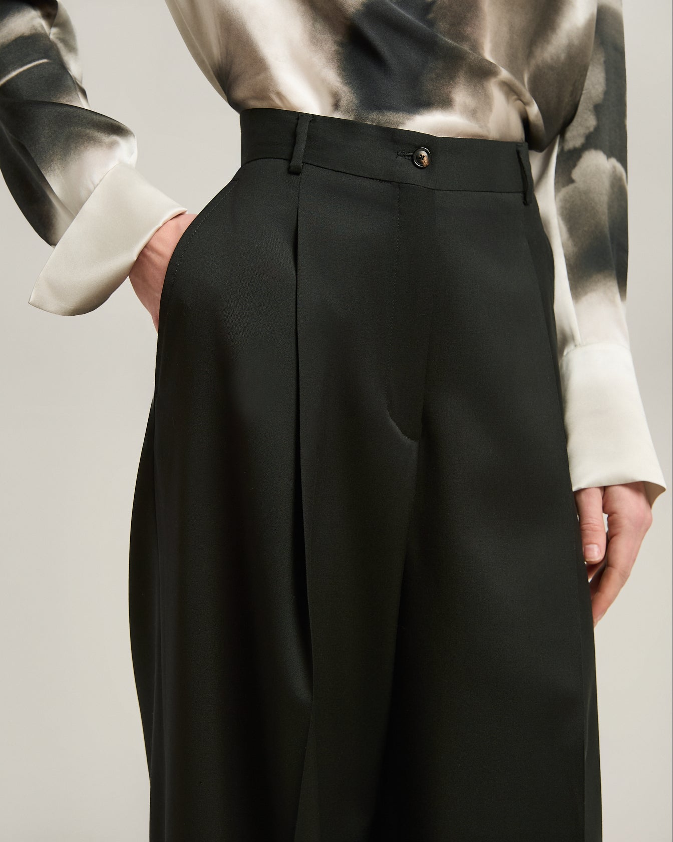 Woman's pure wool trousers