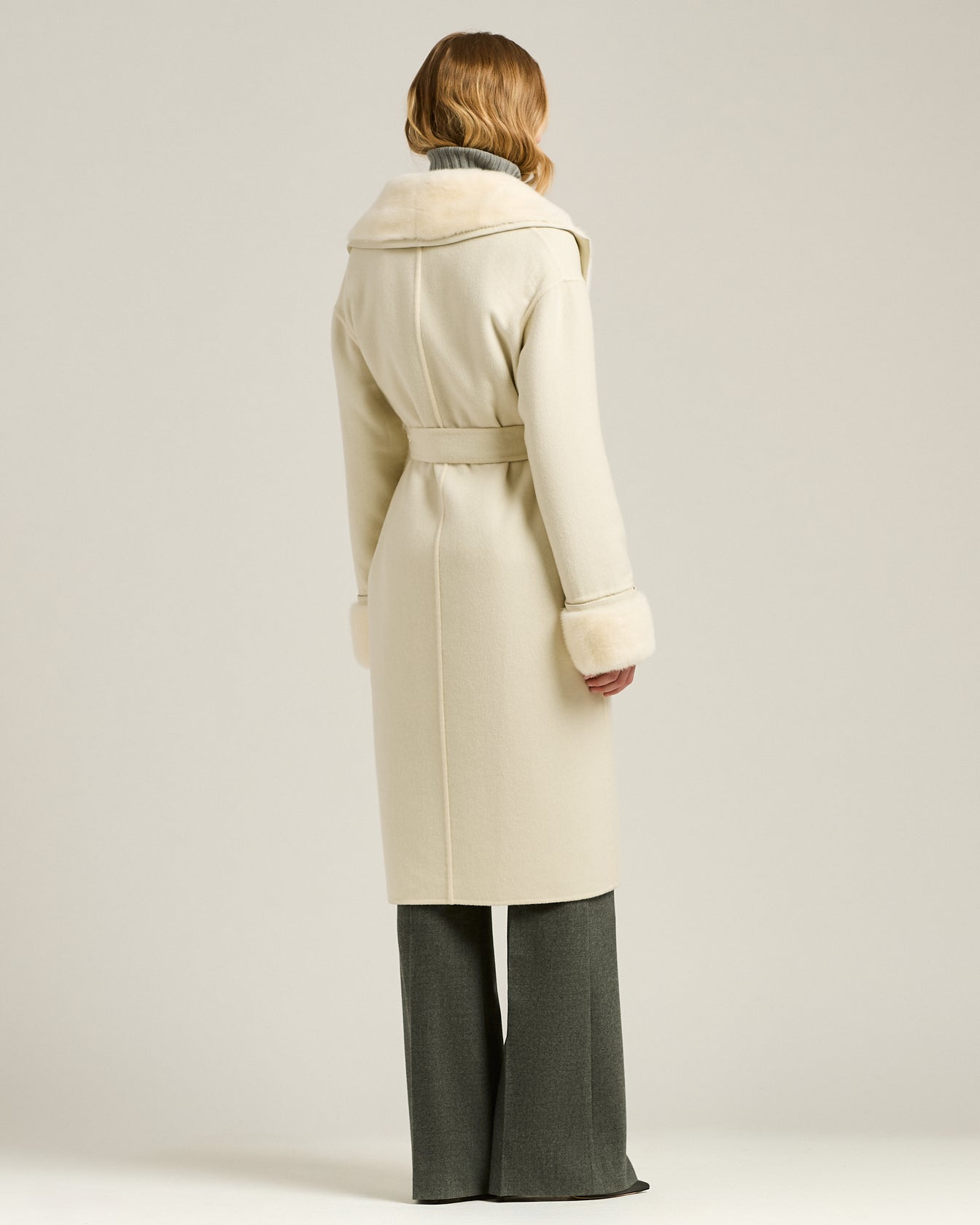 CASHMERE OVERCOAT WITH FUR DETAILS