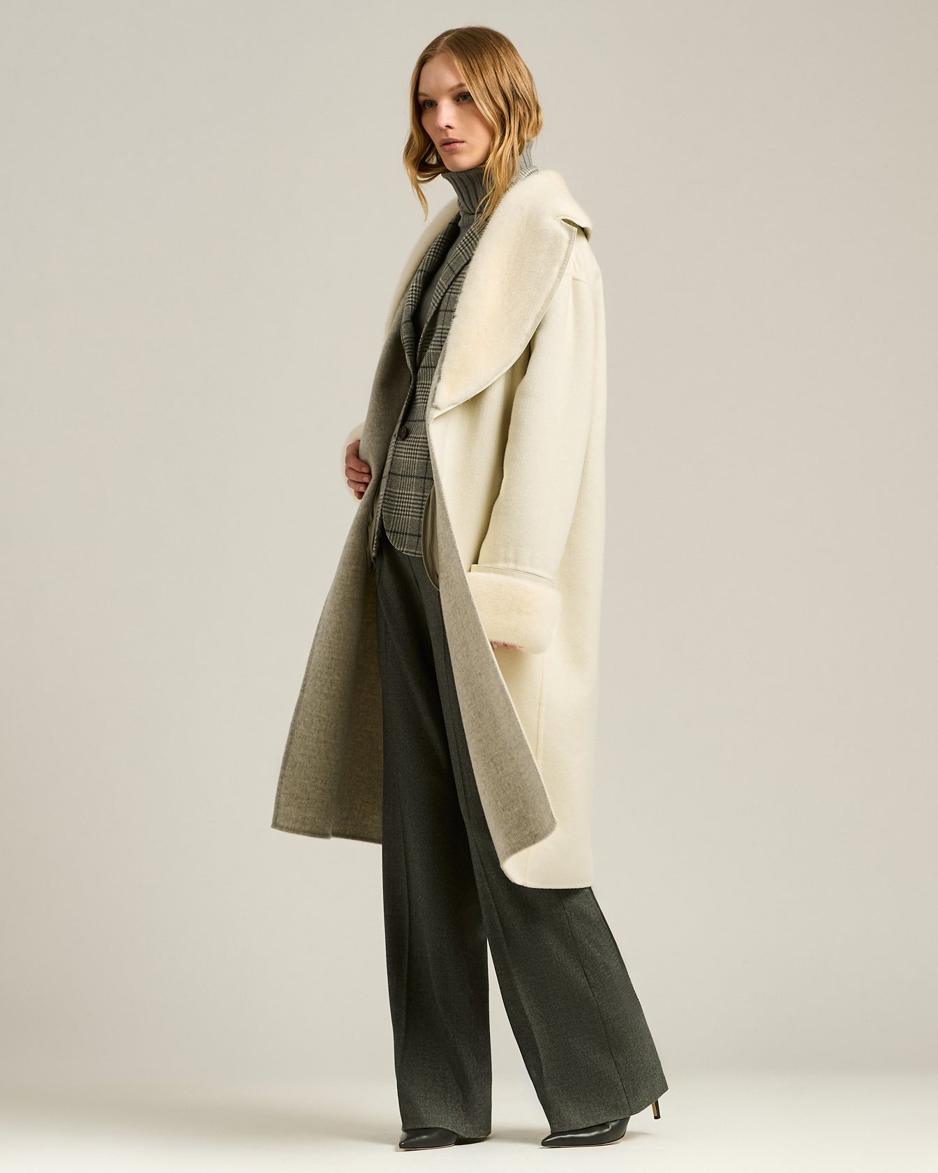 CASHMERE OVERCOAT WITH FUR DETAILS