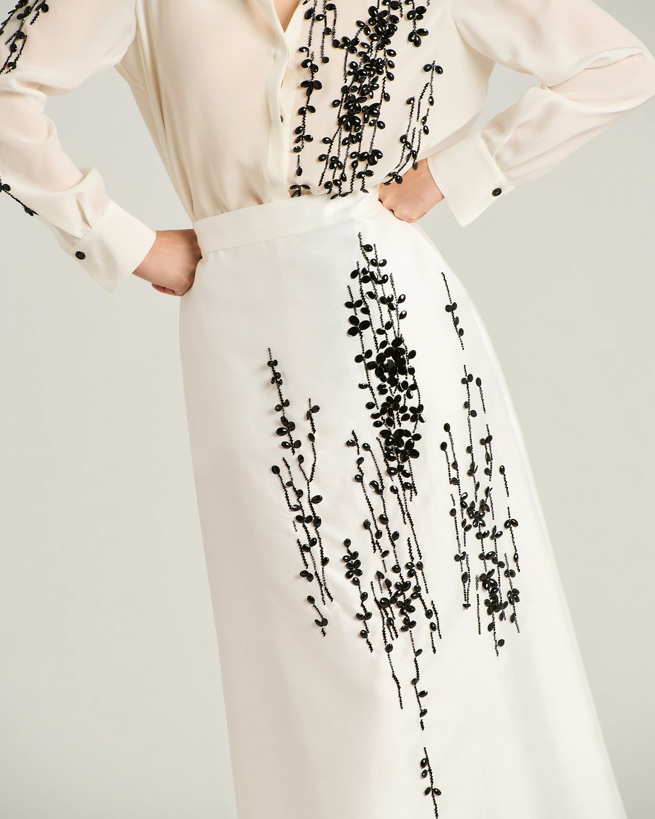 TAILORED SKIRT WITH RAISED EMBROIDERY