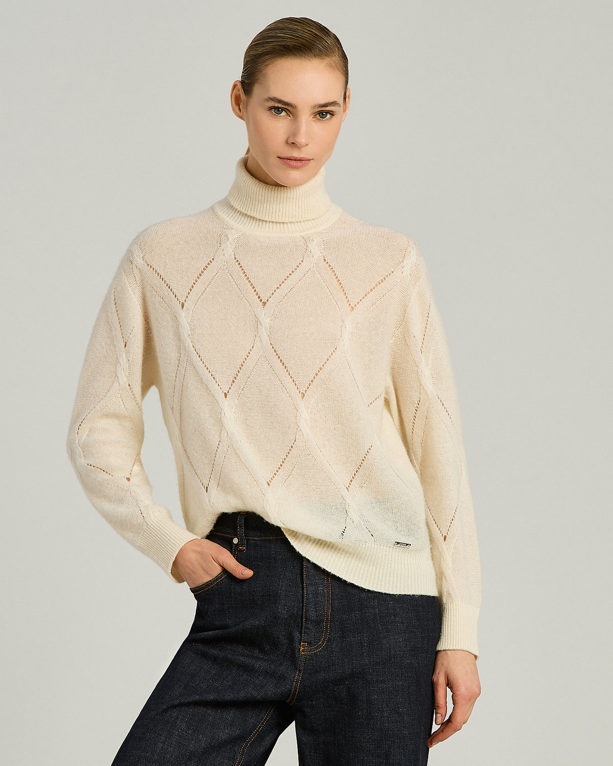 CREAM WHITE CASHMERE HIGH-NECK SWEATER 2
