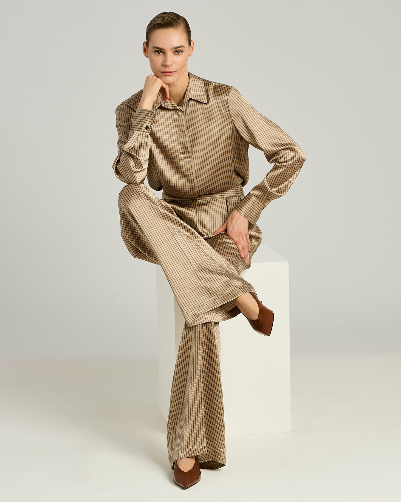 CALFSKIN LEATHER PUMPS WITH MID HEEL