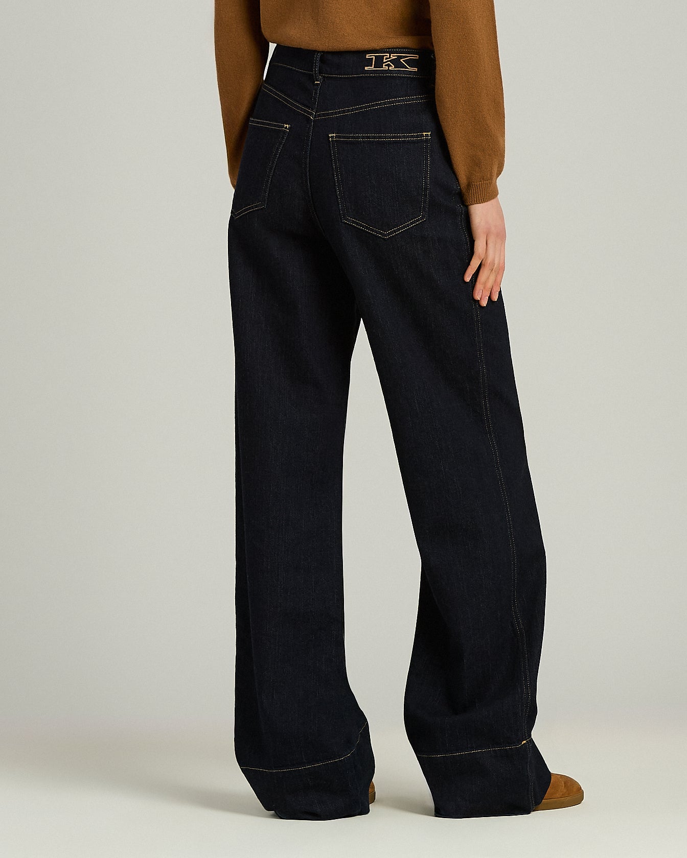 WIDE-LEG JEANS WITH CONTRAST STITCHING