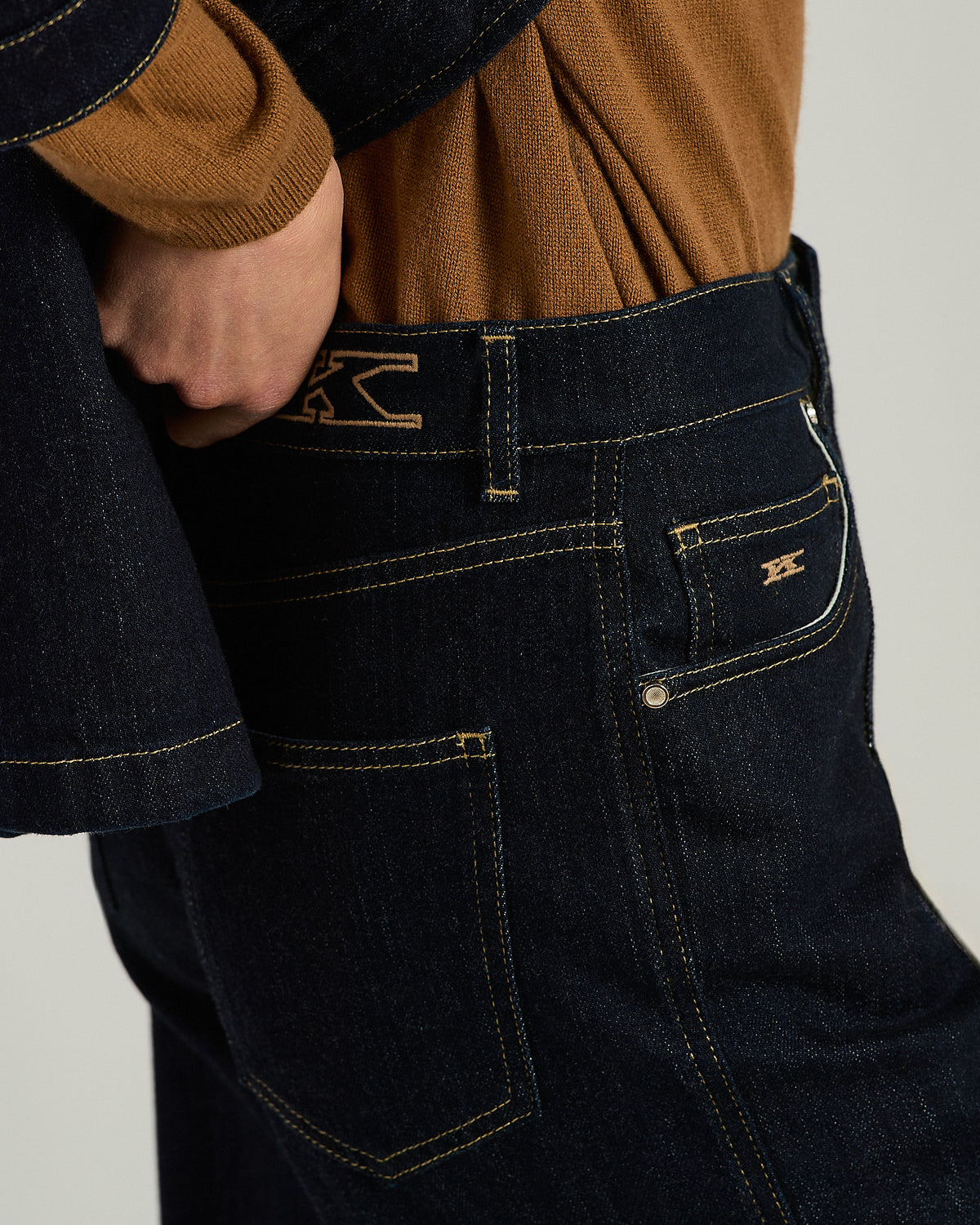WIDE-LEG JEANS WITH CONTRAST STITCHING