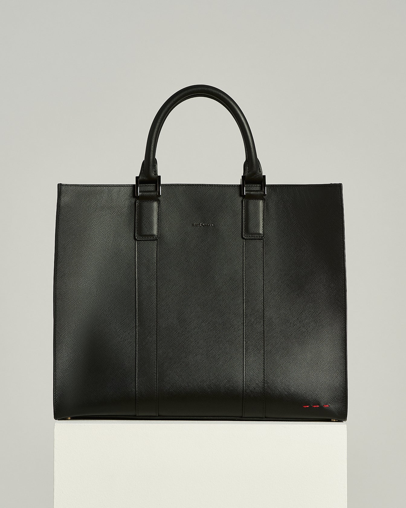 GRAINED CALFSKIN TOTE BAG WITH CLEAN LINES