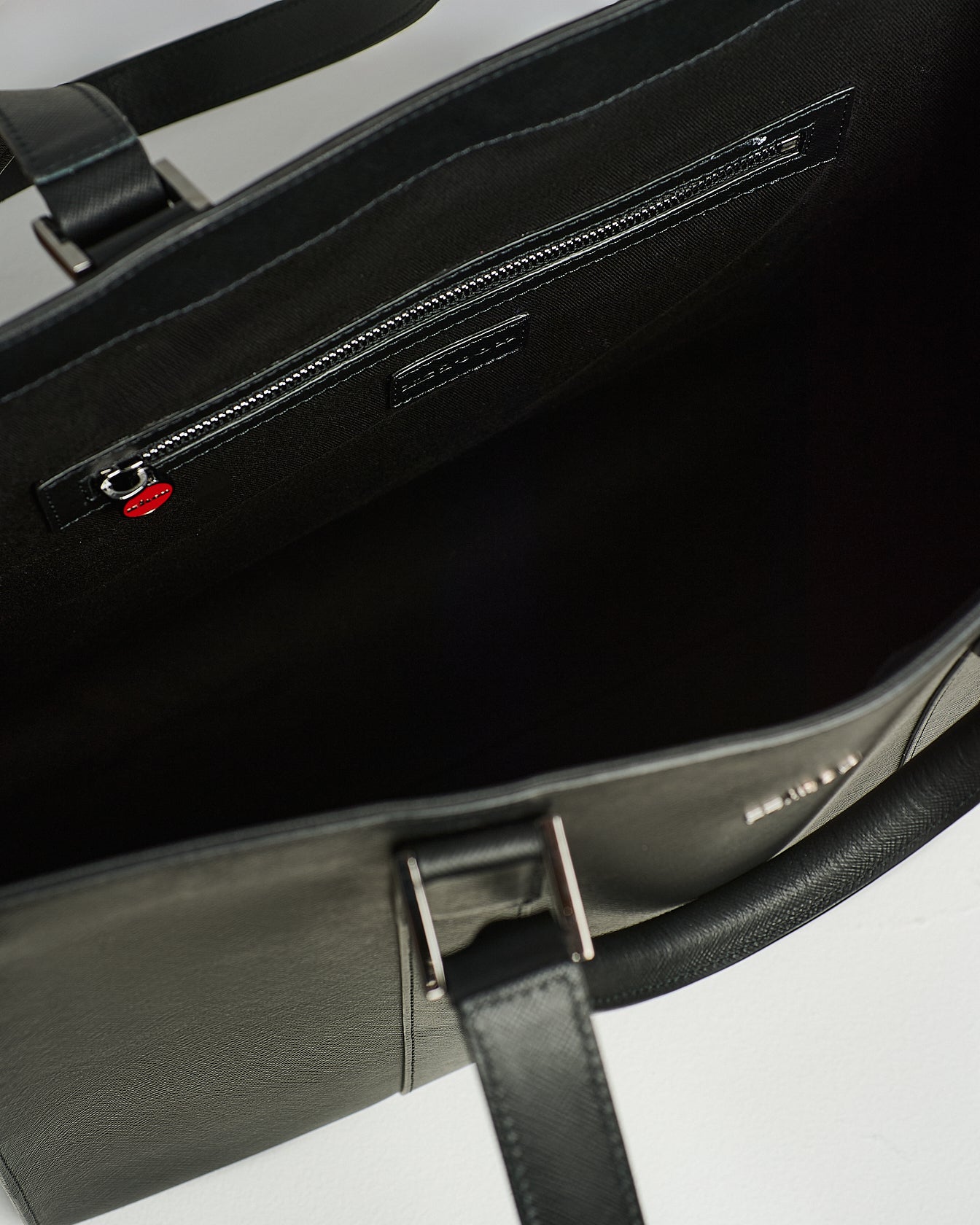 GRAINED CALFSKIN TOTE BAG WITH CLEAN LINES