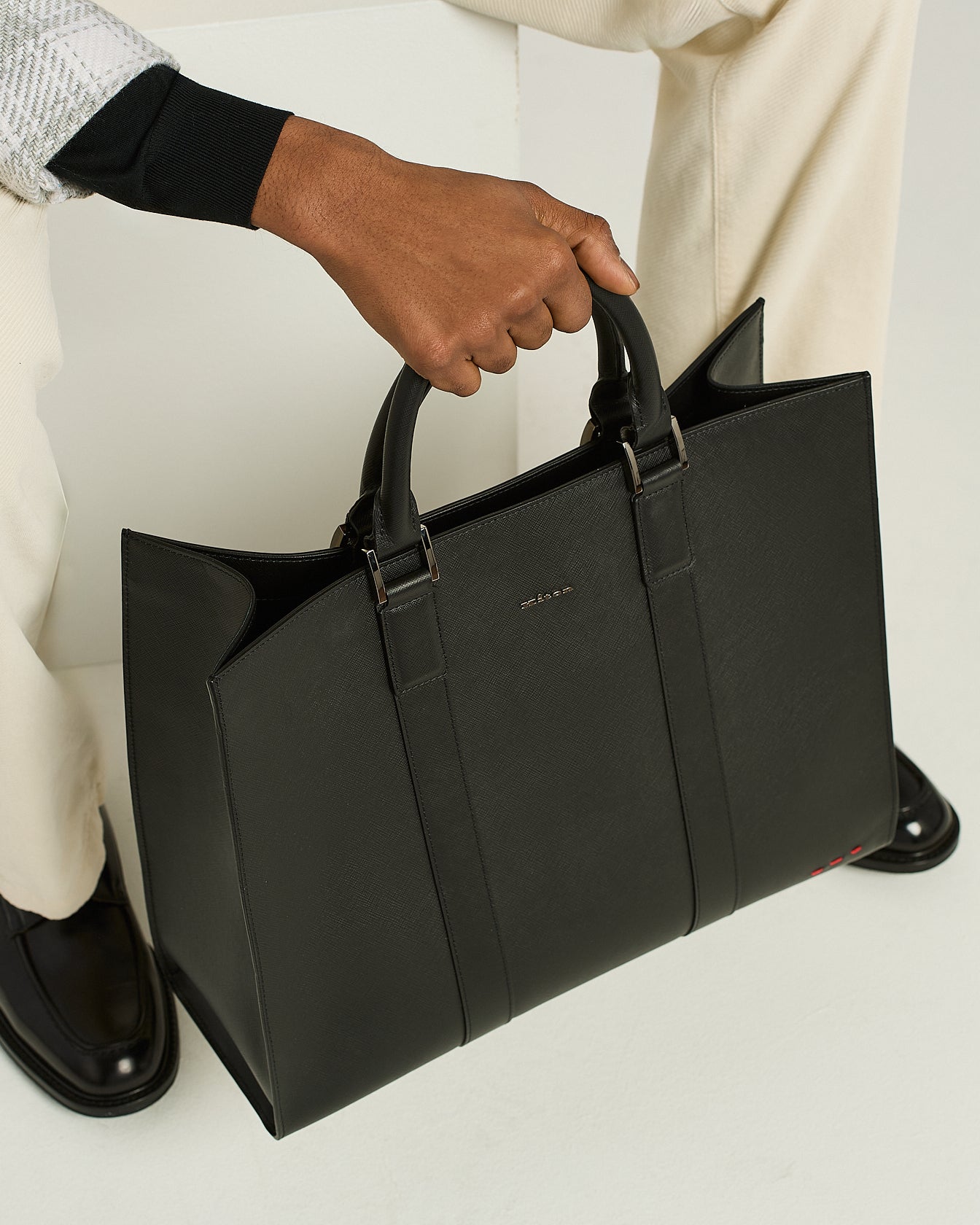 GRAINED CALFSKIN TOTE BAG WITH CLEAN LINES
