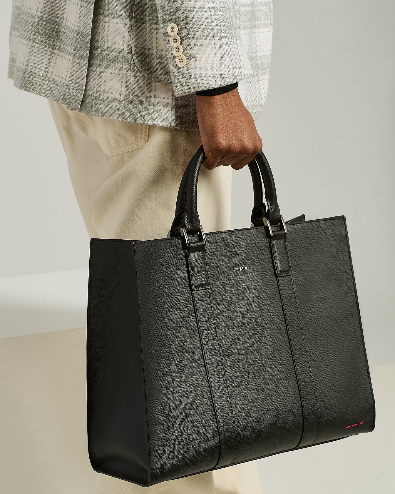 GRAINED CALFSKIN TOTE BAG WITH CLEAN LINES
