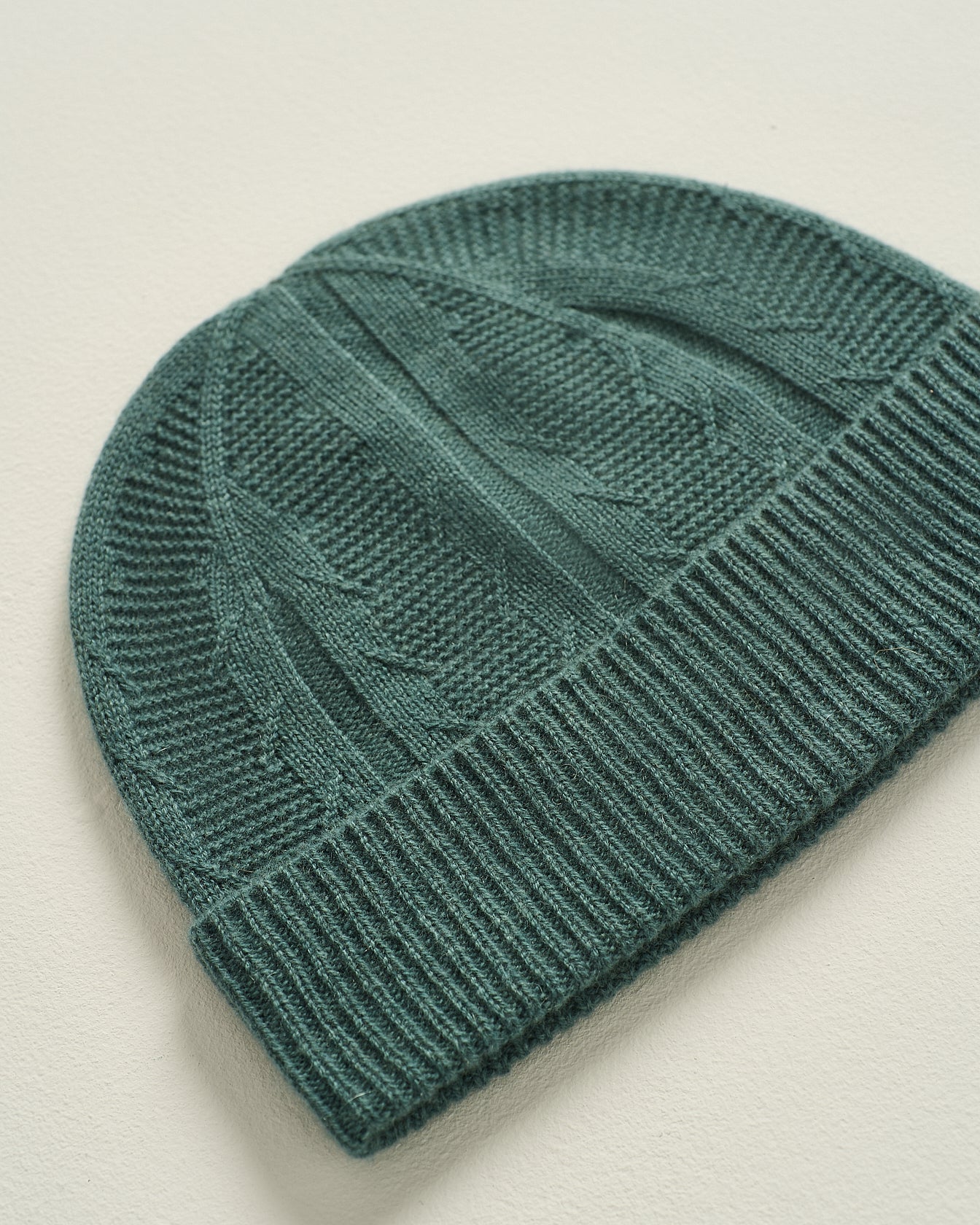 CASHMERE CABLE-KNIT BEANIE