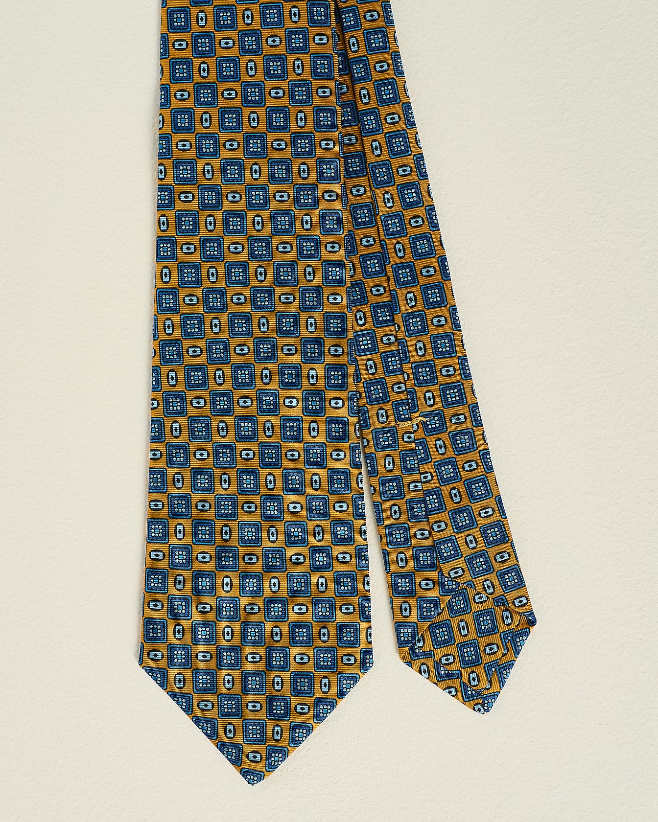 PATTERNED SILK TIE