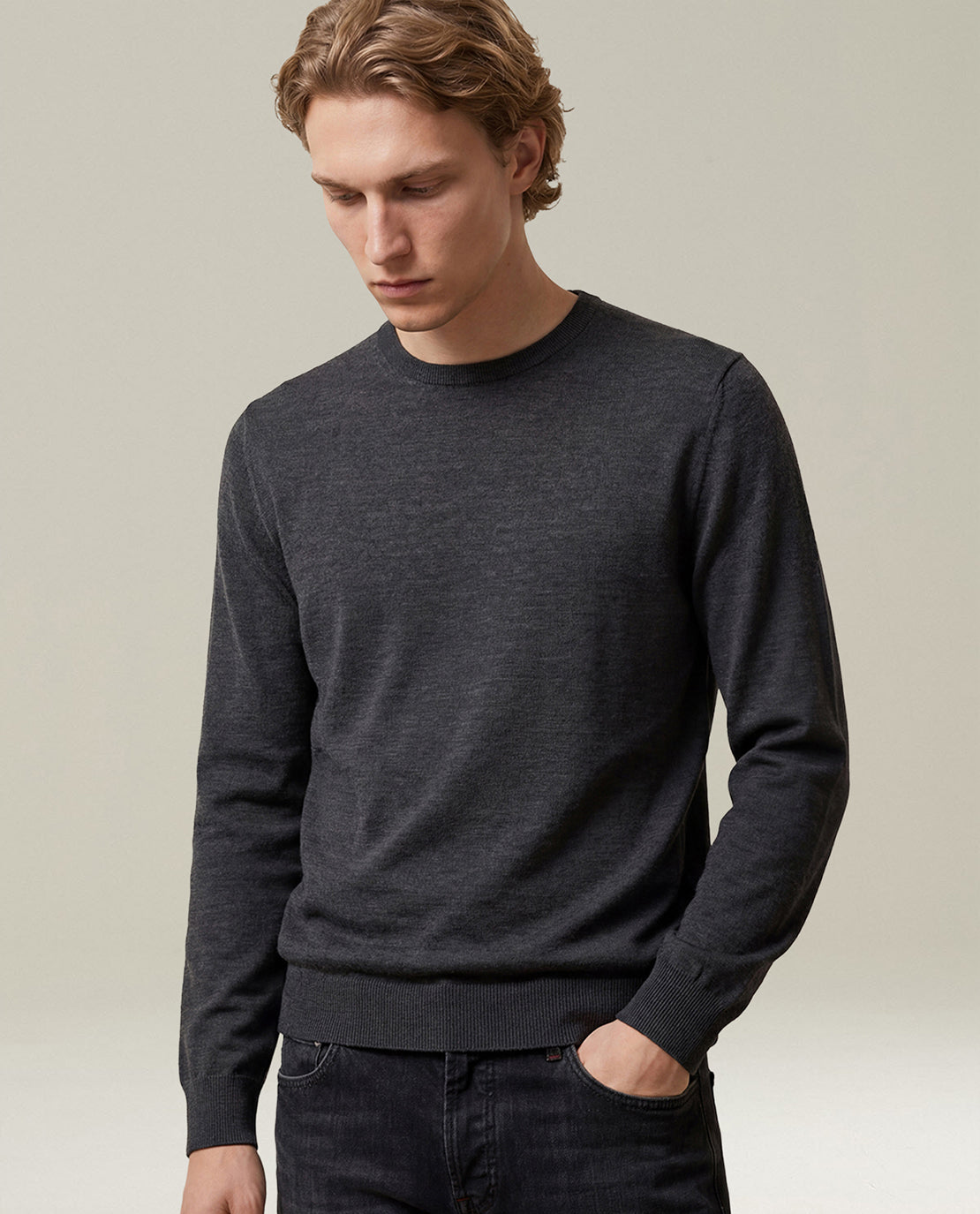 CHARCOAL GREY 14-MICRON WOOL CREW-NECK SWEATER