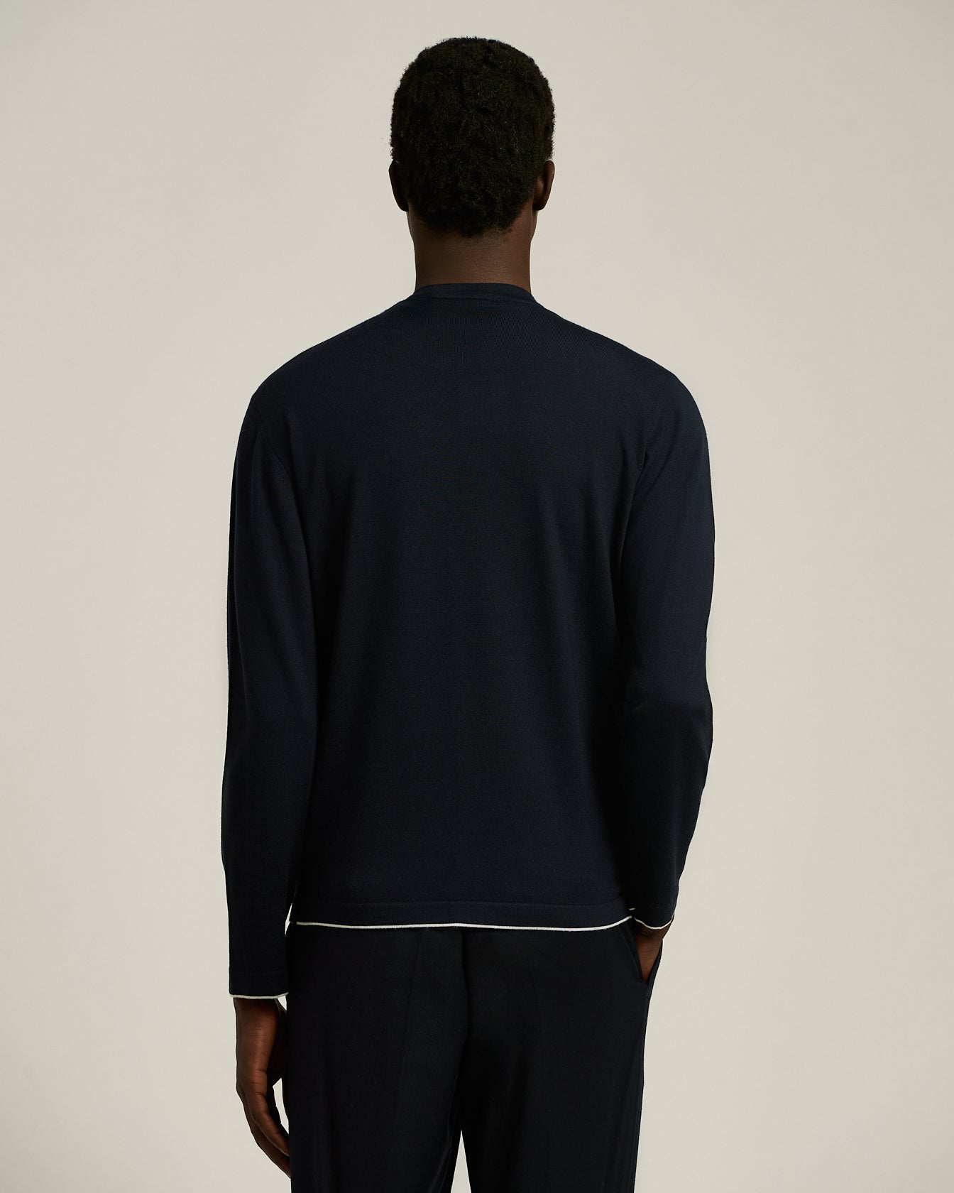 LIGHTWEIGHT EXTRA-FINE WOOL SWEATER