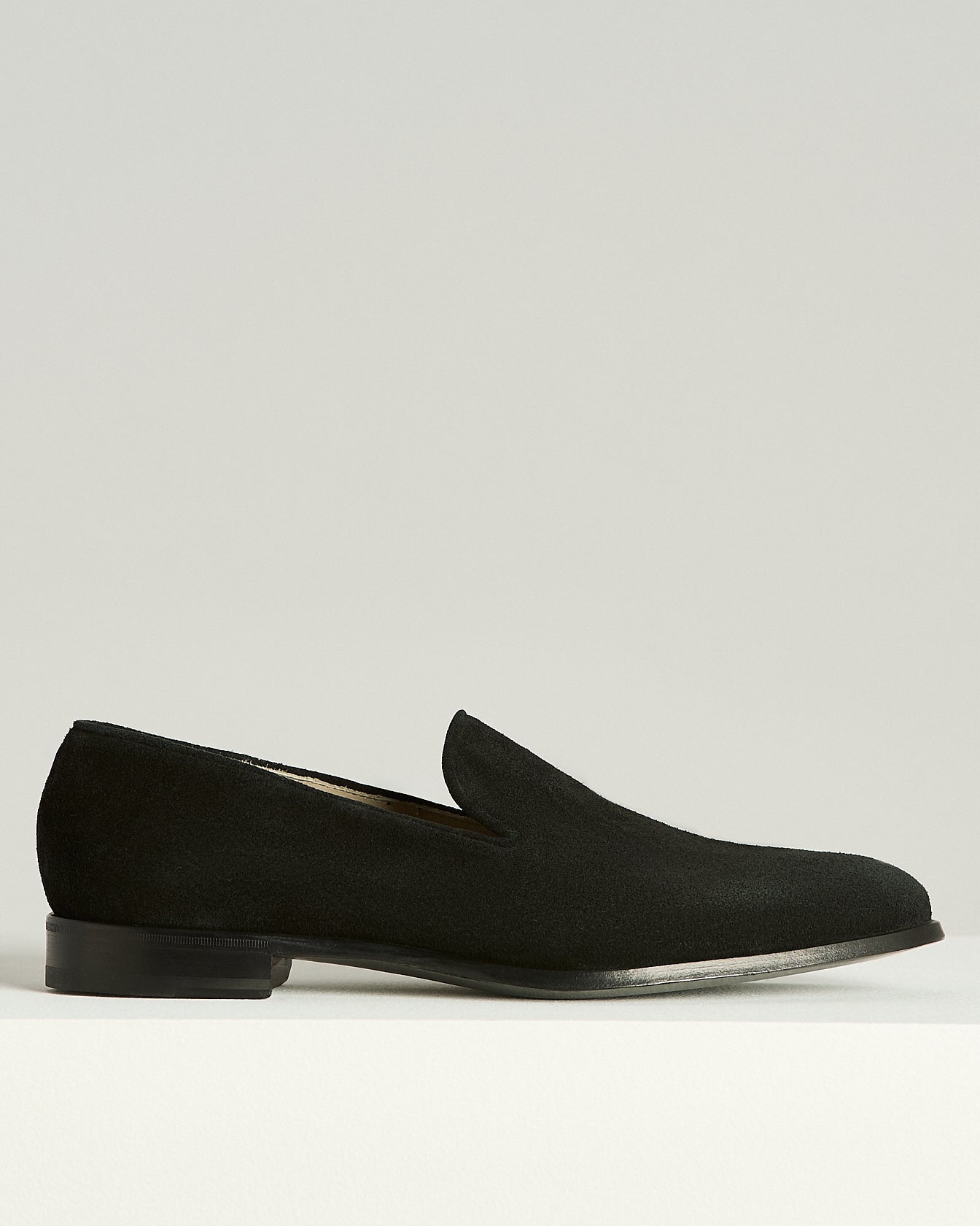 SUEDE LOAFERS WITH AN ESSENTIAL SILHOUETTE