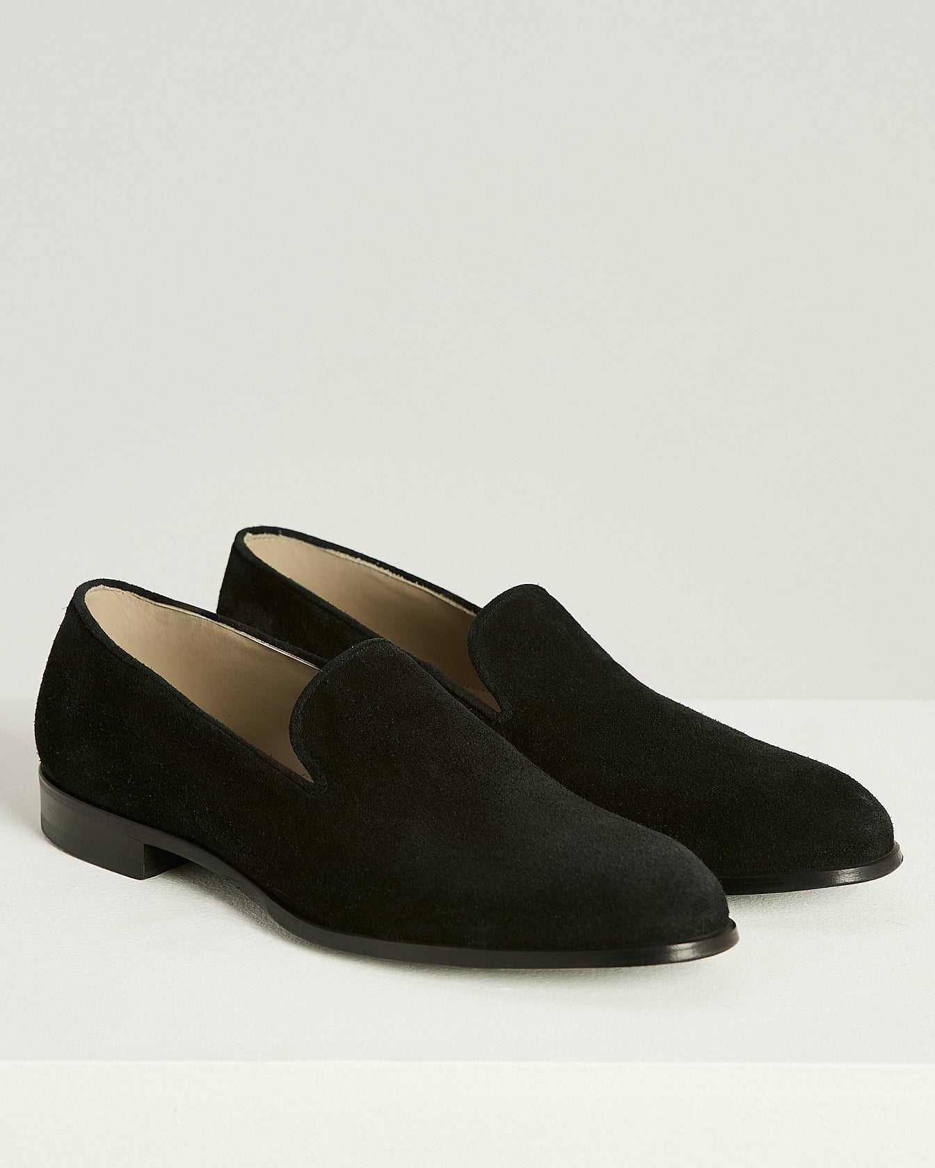 SUEDE LOAFERS WITH AN ESSENTIAL SILHOUETTE