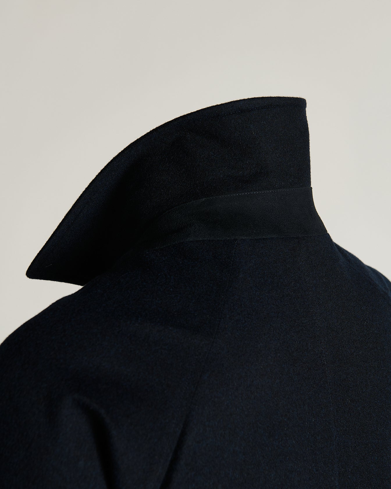 PURE CASHMERE OVERCOAT WITH CLEAN LINES